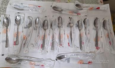 Set di 17 cucchiai da tavola.