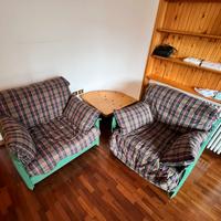 Poltrone letto come nuove + tavolino in legno