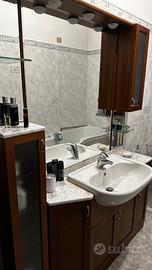 Mobile bagno in legno con specchio.