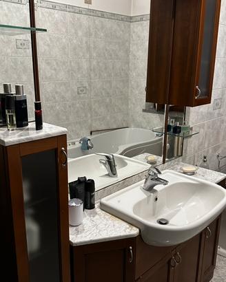 Mobile bagno in legno con specchio.