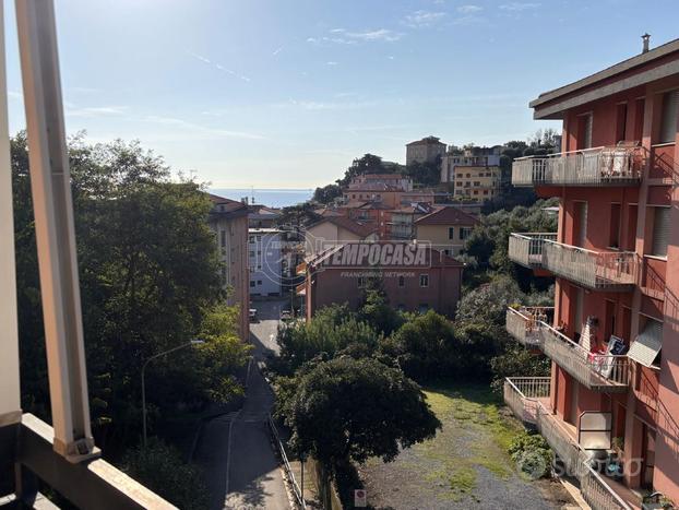 Bilocale ristrutturato con terrazzino vista mare