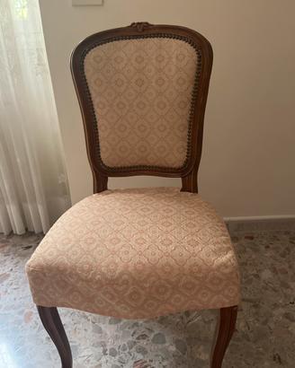 Tavolo con 6 sedie foderate e vetrina coordinata