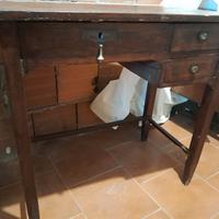 Scrittoio antico con piccoli intarsi