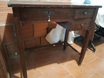 Scrittoio antico con piccoli intarsi