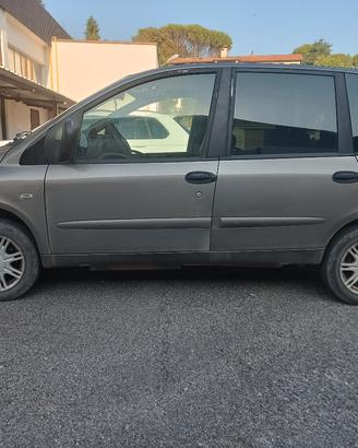 Fiat Multipla con gancio traino