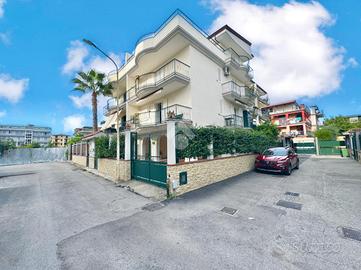 VILLA A SCHIERA A ORTA DI ATELLA