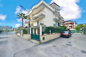 VILLA A SCHIERA A ORTA DI ATELLA