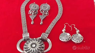 Collana abbinata a coppia di orecchini
