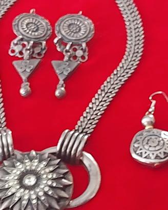 Collana abbinata a coppia di orecchini
