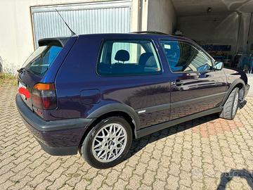 VOLKSWAGEN GOLF 2000 GTI 16 V