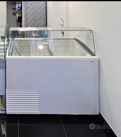 Vetrina Gelateria con Sportelli Scorrevoli