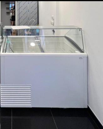 Vetrina Gelateria con Sportelli Scorrevoli