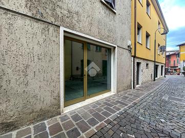 NEGOZIO A DESENZANO DEL GARDA
