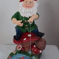 Nano da giardino che pesca