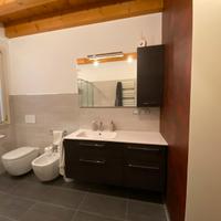 Mobile bagno marrone con pensile