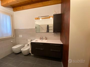 Mobile bagno marrone con pensile