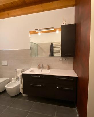 Mobile bagno marrone con pensile