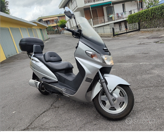 Burgman Suzuki 250 ""lLo scooter si trova a loano"