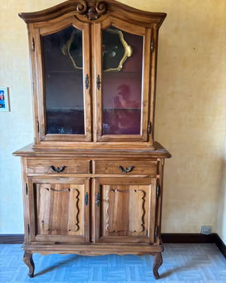 Mobile di legno e vetro