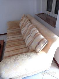 divano comodo e robusto tre posti