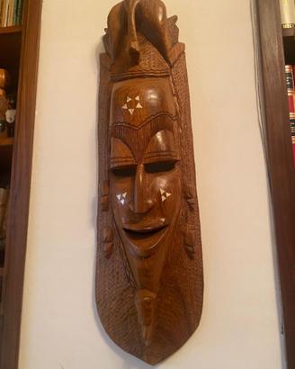 Maschera etnica in legno intagliato a mano