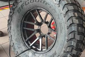 Gomme BF GOODRICH Km3 37 12.50 R17 più cerchi