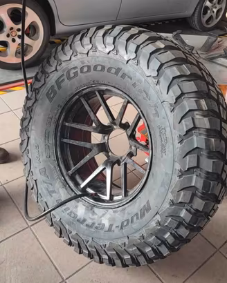 Gomme BF GOODRICH Km3 37 12.50 R17 più cerchi