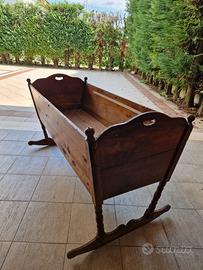 Culla antica in legno a dondolo  dei Primi '900