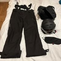 Casco da sci e pantaloni da sci