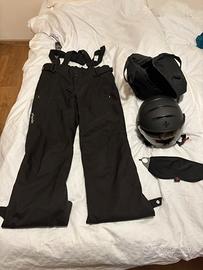 Casco da sci e pantaloni da sci