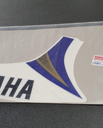 -Emblema Dx Yamaha Aerox 50 1BXF83A22000