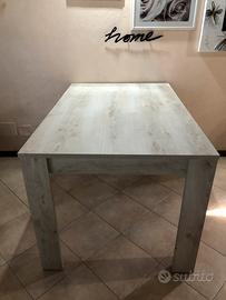 Tavolo da pranzo/ Cucina in legno chiaro.