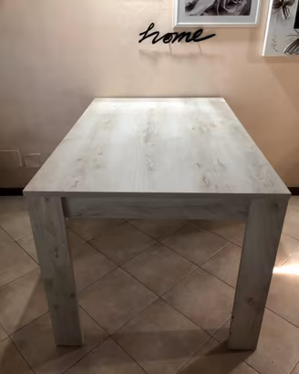 Tavolo da pranzo/ Cucina in legno chiaro.