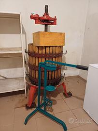 Torchio con 3 tini e tappatrice
