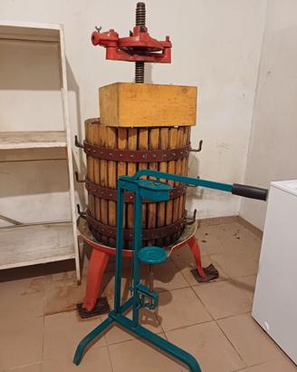 Torchio con 3 tini e tappatrice