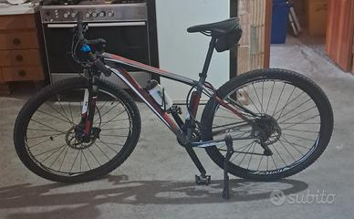 bici montain bike marca specialized  29 pollici .