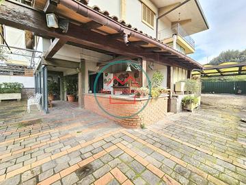 Villa di 320 m² con più di 5 locali a Massa e Cozz