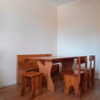 Tavolo legno massello, panca, due sedie e due sgab