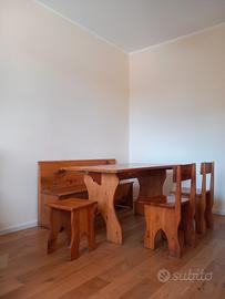 Tavolo legno massello, panca, due sedie e due sgab