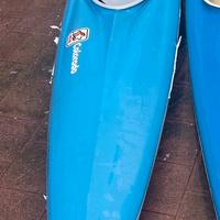 Canoa con pagaia in legno