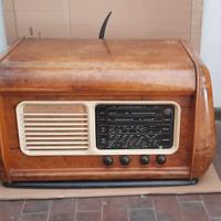 Radio con giradischi.