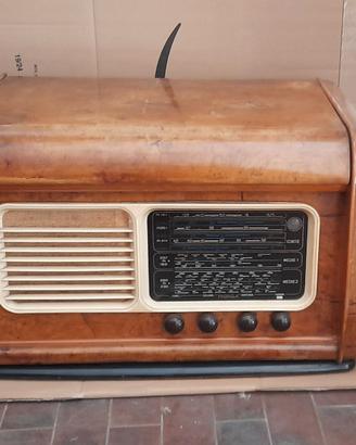 Radio con giradischi.