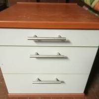 Comodino con 3 cassetti, bianco e legno ciliegio