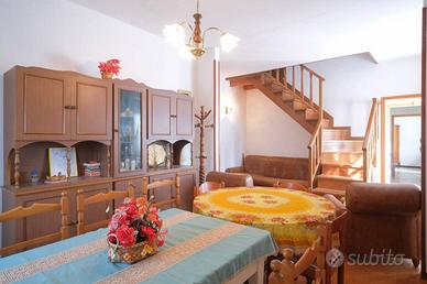 Casa indipendente di 219 m² con più di 5 locali e 