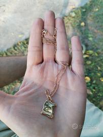 collana dorata vintage con pendente a forma di p