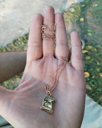 collana dorata vintage con pendente a forma di p