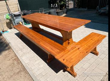 Tavolo in legno con panche