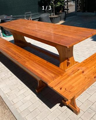Tavolo in legno con panche