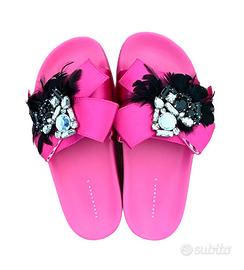 ZARA Sandali bassi con decorazioni.