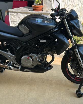 Moto suzuki gladius 650